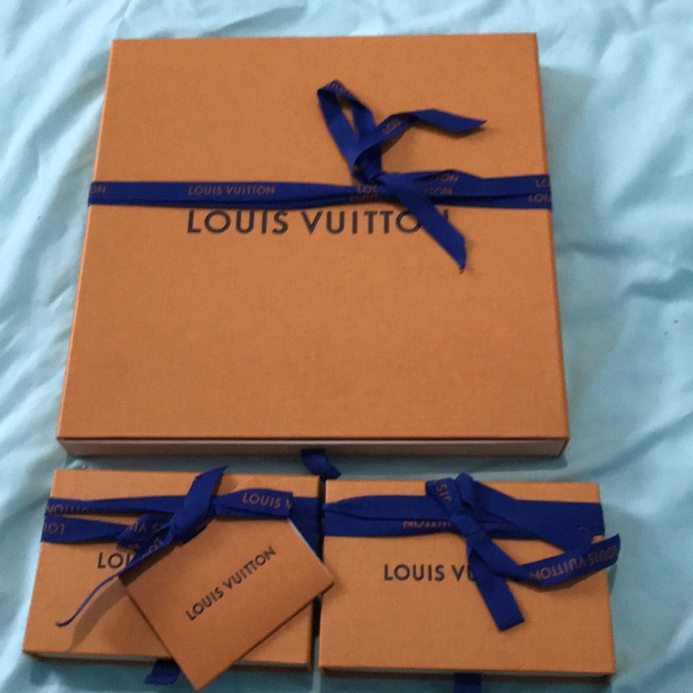gift box LV one big and two card holders.
